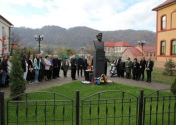 IICCMER cere retragerea statuii lui Adrian Păunescu! Institutul invocă rolul poetului în propaganda comunistă