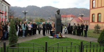 IICCMER cere retragerea statuii lui Adrian Păunescu! Institutul invocă rolul poetului în propaganda comunistă