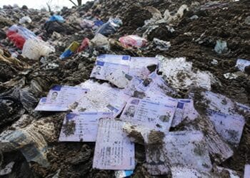 Mii de permise de conducere descoperite la o groapă de gunoi! Autoritățile verifică autenticitatea documentelor!