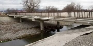 Bărbat salvat în ultimul moment de pe un pod! Jandarmii au intervenit înainte să recurgă la un gest extrem