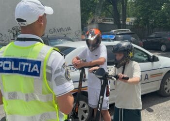 Razie printre utilizatorii de trotinete electrice! Zeci de amenzi, iar un bărbat circula după ce consumase alcool