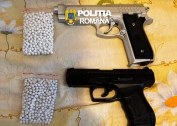 15 percheziții în trei județe într-un dosar de camătă și proxenetism. Polițiștii au ridicat bani, valută și au dus la audieri 20 de persoane