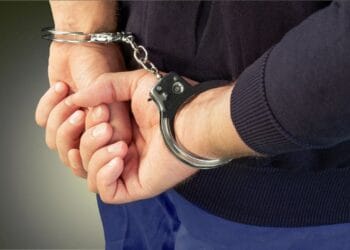 Bărbat reținut după ce și-ar fi agresat soția în mașină, sub privirile celor doi copii