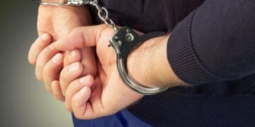 Bărbat reținut după ce și-ar fi agresat soția în mașină, sub privirile celor doi copii
