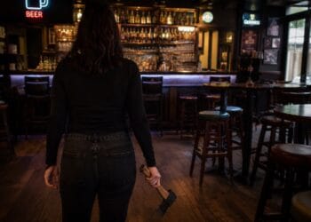 Scandal cu toporul într-un local! O femeie a distrus mobilierul și a aruncat cu obiecte printre clienți
