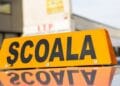 Profesor menținut în arest după ce ar fi târât un polițist cu mașina. Agentul a fost rănit în timpul unui control rutier