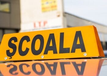 Profesor menținut în arest după ce ar fi târât un polițist cu mașina. Agentul a fost rănit în timpul unui control rutier