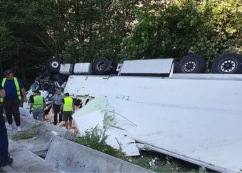 Trafic îngreunat după răsturnarea unui autotren. Circulația se desfășoară pe un singur sens
