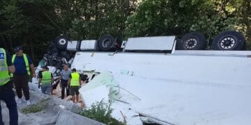 Trafic îngreunat după răsturnarea unui autotren. Circulația se desfășoară pe un singur sens