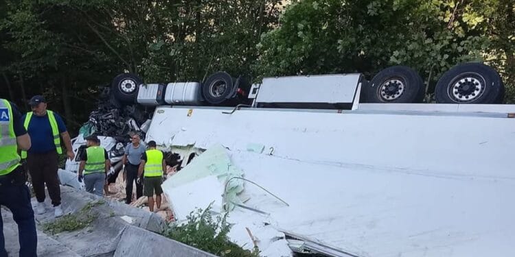 Trafic îngreunat după răsturnarea unui autotren. Circulația se desfășoară pe un singur sens