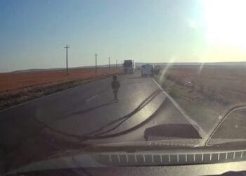 VIDEO: Scene șocante! Un copil a căzut dintr-o mașină în mers și a ajuns în fața unui TIR