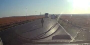 VIDEO: Scene șocante! Un copil a căzut dintr-o mașină în mers și a ajuns în fața unui TIR