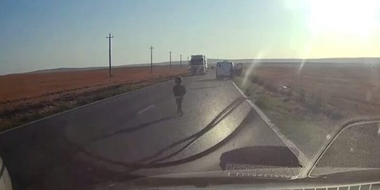 VIDEO: Scene șocante! Un copil a căzut dintr-o mașină în mers și a ajuns în fața unui TIR
