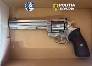 Prins în flagrant când vindea canabis, deși era sub control judiciar. Revolver și 21 de cartușe, găsite în locuința tânărului!