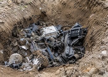 Deșeuri din dezmembrări auto și echipamente electrice, îngropate ilegal. Patru bărbați din Argeș și Teleorman, reținuți