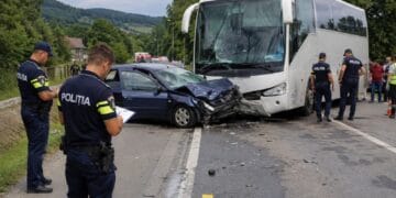 Accident între un autocar cu 50 de persoane și o mașină! O femeie și fiica ei de 7 ani au fost rănite