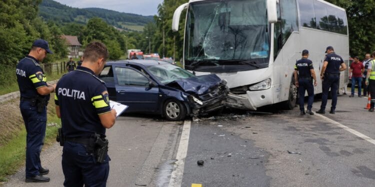 Accident între un autocar cu 50 de persoane și o mașină! O femeie și fiica ei de 7 ani au fost rănite