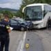 Accident între un autocar cu 50 de persoane și o mașină! O femeie și fiica ei de 7 ani au fost rănite
