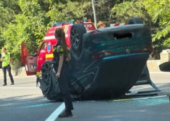 Accident! Mașină răsturnată, două persoane primesc îngrijiri medicale