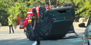 Accident! Mașină răsturnată, două persoane primesc îngrijiri medicale