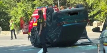 Accident! Mașină răsturnată, două persoane primesc îngrijiri medicale