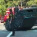 Accident! Mașină răsturnată, două persoane primesc îngrijiri medicale