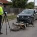 Accident! Un bărbat și o fetiță de 6 ani, răniți după impactul dintre un motocros și o mașină