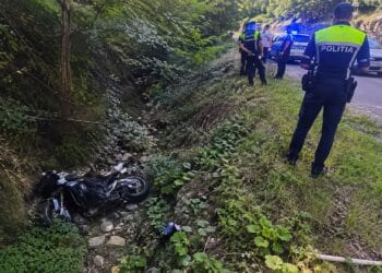 Accident! O motocicletă a ajuns într-o râpă, o femeie a fost transportată la spital