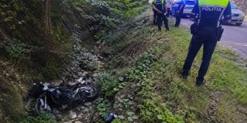 Accident! O motocicletă a ajuns într-o râpă, o femeie a fost transportată la spital