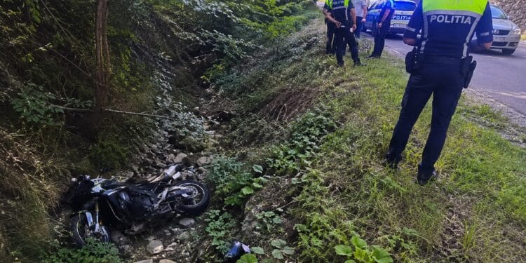 Accident! O motocicletă a ajuns într-o râpă, o femeie a fost transportată la spital