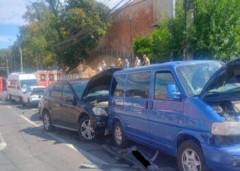 Accident în lanț! Un autobuz și 12 mașini implicate. Șoferul avea 1,26 mg/l alcool pur în aerul expirat