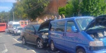 Accident în lanț! Un autobuz și 12 mașini implicate. Șoferul avea 1,26 mg/l alcool pur în aerul expirat