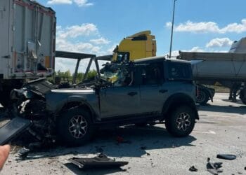 Impact mortal. Un șofer a intrat cu mașina într-un TIR parcat și a murit