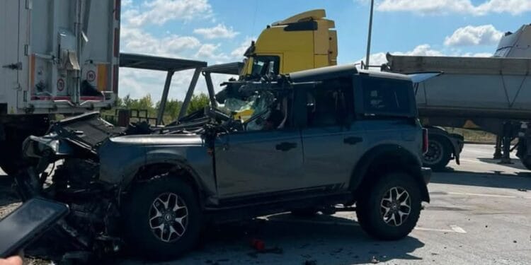 Impact mortal. Un șofer a intrat cu mașina într-un TIR parcat și a murit
