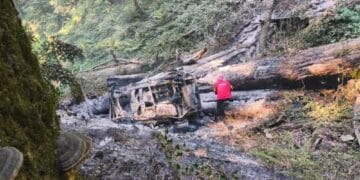Mașină prăbușită 300 de metri într-o râpă și cuprinsă de flăcări. Șoferul a murit, trei bărbați au fost răniți