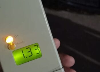 Prins la volan cu 1,33 mg/l alcool, fără permis și cu mașina neînmatriculată. Tânărul a fost reținut