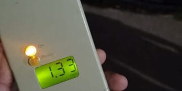 Prins la volan cu 1,33 mg/l alcool, fără permis și cu mașina neînmatriculată. Tânărul a fost reținut