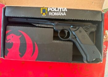Bărbat reținut după ce polițiștii au găsit o armă deținută ilegal și 80 de proiectile metalice