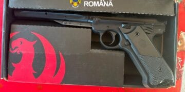 Bărbat reținut după ce polițiștii au găsit o armă deținută ilegal și 80 de proiectile metalice