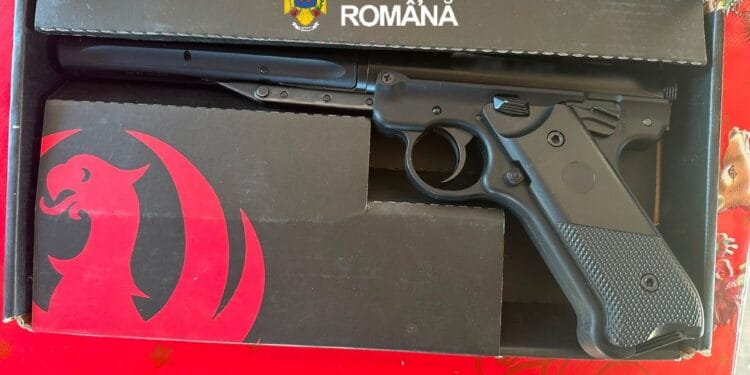 Bărbat reținut după ce polițiștii au găsit o armă deținută ilegal și 80 de proiectile metalice