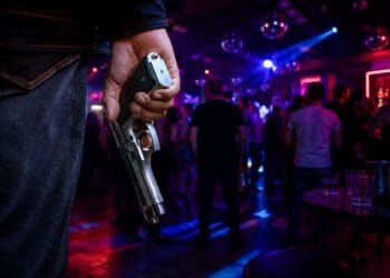 Procuror reținut după un incident într-o discotecă. Ar fi intrat înarmat, a fugit de polițiști și ar fi tras cu pistolul