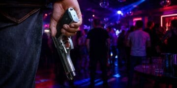 Procuror reținut după un incident într-o discotecă. Ar fi intrat înarmat, a fugit de polițiști și ar fi tras cu pistolul