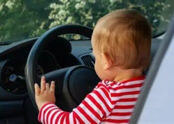Bebeluș filmat la volanul unei mașini în mers. Mama, în vârstă de 17 ani, a înregistrat întreaga scenă