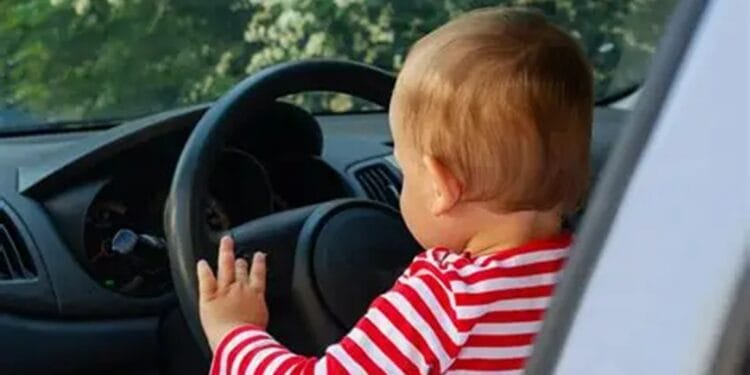 Bebeluș filmat la volanul unei mașini în mers. Mama, în vârstă de 17 ani, a înregistrat întreaga scenă