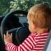 Bebeluș filmat la volanul unei mașini în mers. Mama, în vârstă de 17 ani, a înregistrat întreaga scenă