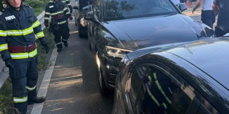 Carambol cu șase mașini. Patru persoane, între care doi copii, au ajuns la spital