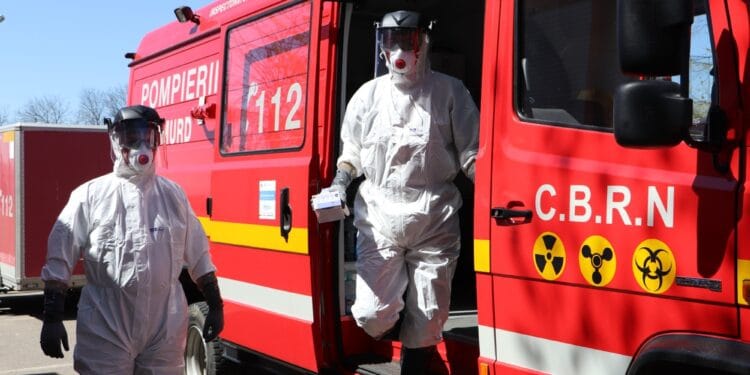 Pericol chimic! Populația, evacuată după răsturnarea unui camion încărcat cu hipoclorit