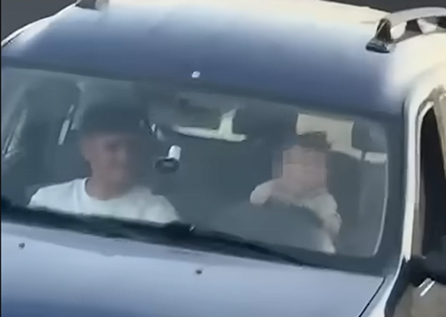 Bebeluș filmat la volanul unei mașini în mers. Mama, în vârstă de 17 ani, a înregistrat întreaga scenă