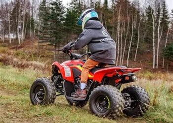 Copil de 10 ani, prins de polițiști conducând un ATV neînmatriculat. Mama sa i-ar fi încredințat vehiculul