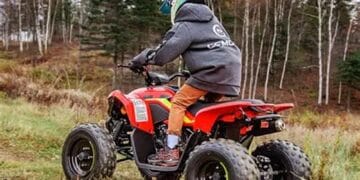 Copil de 10 ani, prins de polițiști conducând un ATV neînmatriculat. Mama sa i-ar fi încredințat vehiculul